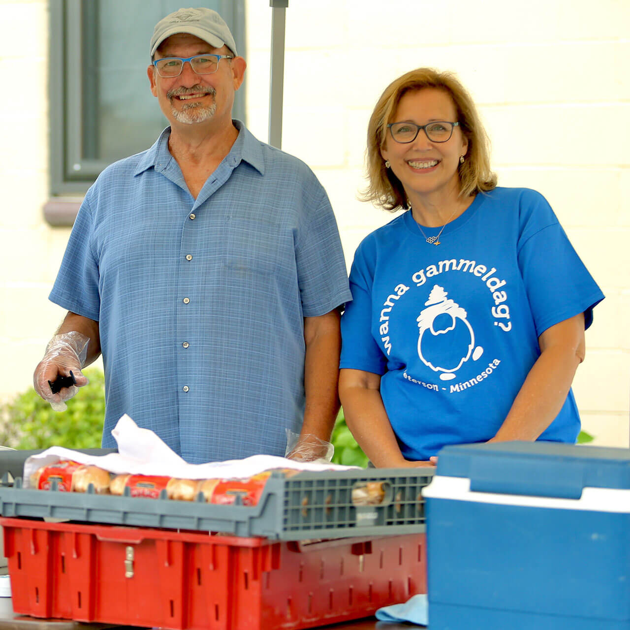 Gammel Dag (2022) Volunteers (Cyndy & Jim Gove) selling hotdogs